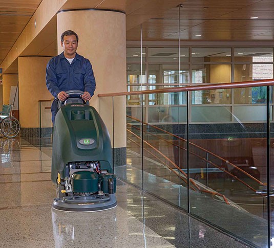 Polisseuse Nobles SpeedGleam 5 en train de polir les planchers d’un hôpital